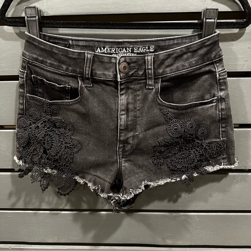 American Eagle size 6 Hi-Rise black denim shortie
